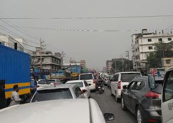 গাজীপুরে কারখানার শ্রমিক ছাঁটাইয়ের প্রতিবাদে মহাসড়ক অবরোধ