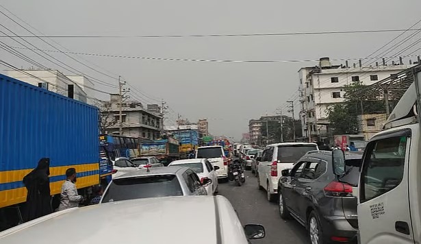 গাজীপুরে কারখানার শ্রমিক ছাঁটাইয়ের প্রতিবাদে মহাসড়ক অবরোধ
