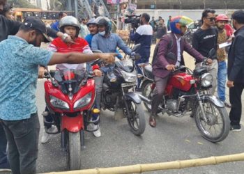 গুলশান-মহাখালী সড়ক অবরোধ তিতুমীরের শিক্ষার্থীদের