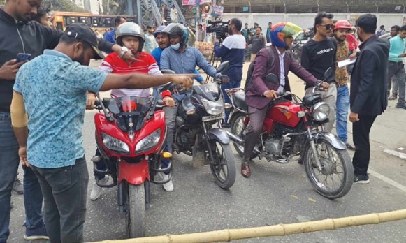 গুলশান-মহাখালী সড়ক অবরোধ তিতুমীরের শিক্ষার্থীদের