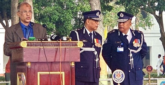 পুলিশ বাহিনী কোনো দলের তল্পিবাহক হয়ে বেআইনি কাজ করবে না: স্বরাষ্ট্র উপদেষ্টা