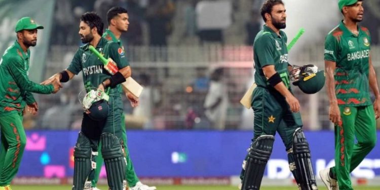 বাংলাদেশ-পাকিস্তান ম্যাচের টিকিট নিয়ে কাড়াকাড়ি