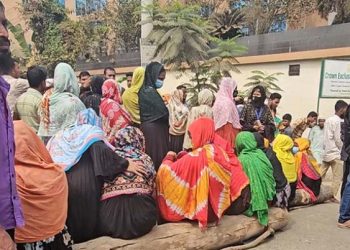 গাজীপুরে পোশাক শ্রমিকদের বিক্ষোভ ও অবরোধ