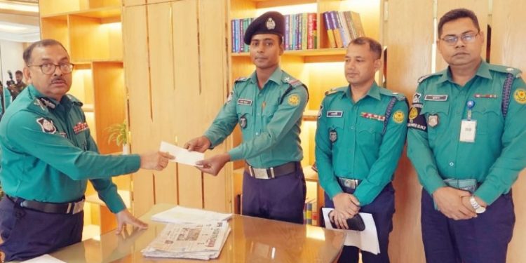 ট্রাফিক সার্জেন্ট আল-মামুনকে পুরস্কৃত করলেন ডিএমপি কমিশনার