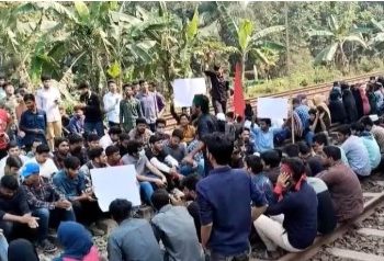 গাজীপুরে বিশ্ববিদ্যালয়ের নাম পরিবর্তনের দাবিতে শিক্ষার্থীদের রেললাইন অবরোধ