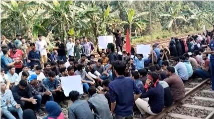 গাজীপুরে বিশ্ববিদ্যালয়ের নাম পরিবর্তনের দাবিতে শিক্ষার্থীদের রেললাইন অবরোধ