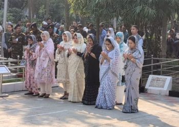 পিলখানায় সংঘটিত বর্বরোচিত হত্যাকাণ্ডে শহীদ সেনা কর্মকর্তাদের সমাধিতে পুষ্পস্তবক অর্পণ