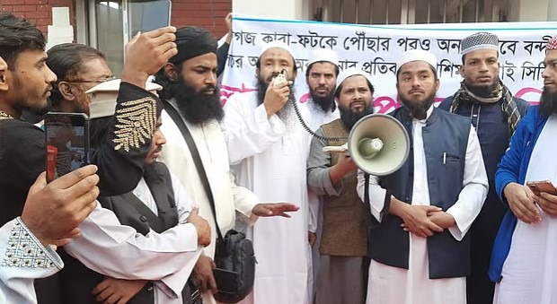 কাশিমপুর কারা ফটকে বিক্ষোভের পর মুক্তি পেলেন মাওলানা মুহিবুল্লাহ