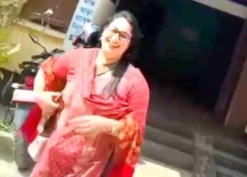 নাটোরে থানার মূল ফটকের সামনে টিকটক ভিডিও করা আওয়ামী লীগ নেত্রী শিউলি খাতুন গ্রেফতার