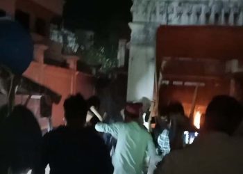 নাটোরে সাবেক এমপি শিমুলের বাড়িতে হামলা অগ্নিসংযোগ-নেচে গেয়ে উল্লাস