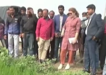 ঢাকাস্থ মার্কিন দূতাবাস প্রতিনিধি দলের হালতিবিলে কৃষি কার্যক্রম পরিদর্শন