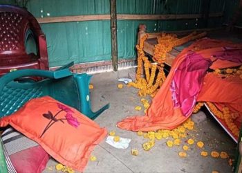 নাটোরের বাগাতিপাড়ায় বিয়ে বাড়িতে গান বাজানোর জেরে বরকে বের করে দিয়ে বাসর ঘর ভাঙচুর