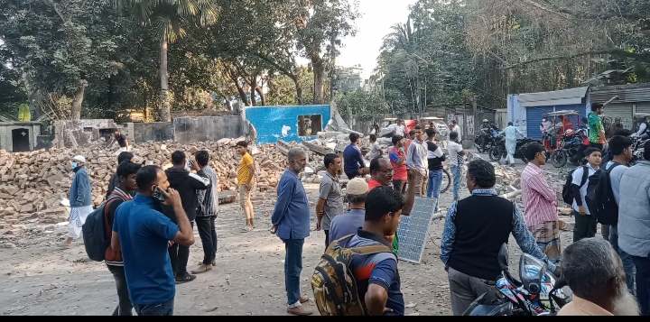 নাটোরে আওয়ামীলীগের দলীয় কার্যালয় ভেঙ্গে গুড়িয়ে দিল ছাত্র-জনতা-তৈরি হবে জুলাই স্মৃতি শিশু পার্ক