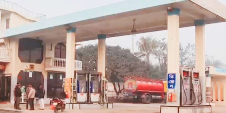 সড়ক ও জনপথ বিভাগের উচ্ছেদ অভিযানের প্রতিবাদে উত্তরবঙ্গের সব পেট্রোল পাম্প বন্ধ ঘোষণা