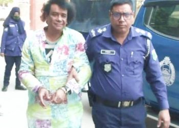 নাটোরে যুবলীগ নেতা ডাবলুকে মারপিট করে পুলিশে সোপর্দ করছে ছাত্র-জনতা