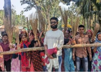নাটোরে বড়াইগ্রামে এসিল্যান্ডের বিরুদ্ধে ঝাড়ু মিছিল