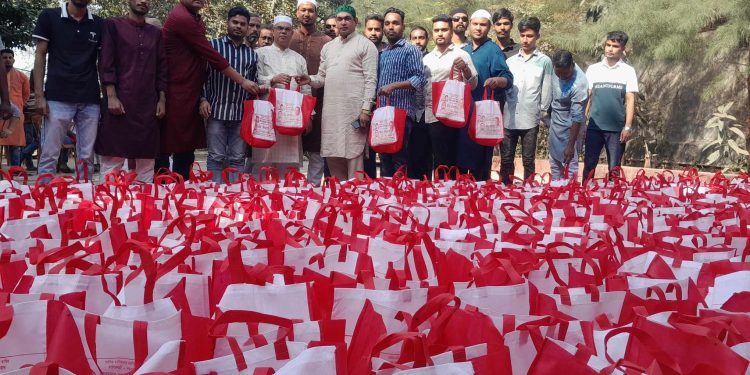 ২০ হাজার পরিবারকে ঈদ সামগ্রী দিলেন বিএনপি নেতা সাইজুদ্দিন আহমেদ