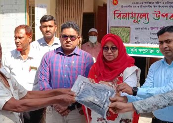 ঝিনাইদহে সাড়ে ১৩’শ কৃষকের মাঝে বিনামুল্যে সার ও বীজ বিতরণ