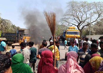 ঝিনাইদহে আবাসিক এলাকা থেকে ঠিকাদারি প্রতিষ্ঠানের মিক্সার ডিপো প্রত্যাহারের দাবিতে মহাসড়ক অবরোধ