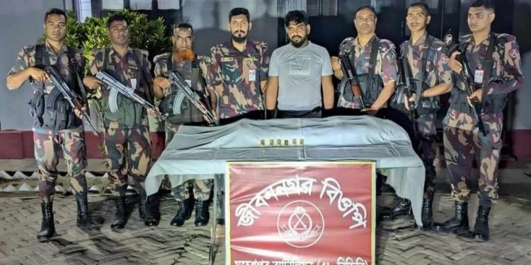 জীবননগরে চোরাকারবারীকে মলত্যাগ করিয়ে মলের সঙ্গে ৬টি স্বর্নের বার উদ্ধার