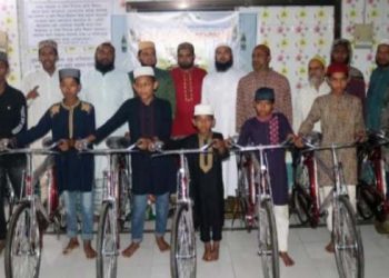 নাটোরে বড়াইগ্রামে একটানা ৪০ দিন জামায়াতে নামাজ পড়ে সাইকেল পুরস্কার পেলো সাত শিশু কিশোর