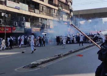 পুলিশের লাঠিচার্জ-টিয়ারশেলে নিষিদ্ধ হিযবুত তাহরীরের মিছিল ছত্রভঙ্গ