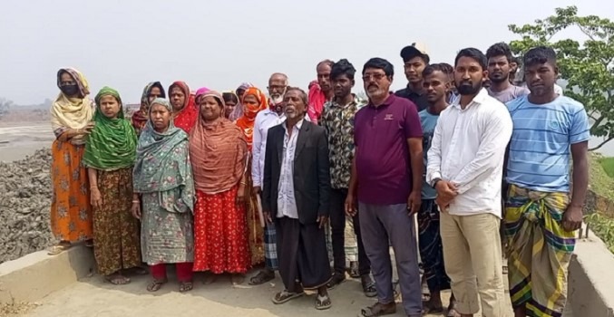 কালভার্টে দেওয়া বাঁধ উন্মুক্ত করতে এলাকাবাসীর বিক্ষোভ