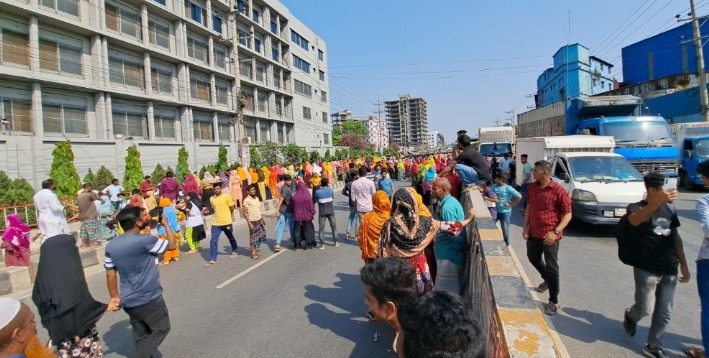 কালিয়াকৈরে ঈদের ছুটি বৃদ্ধির দাবিতে পোশাক শ্রমিকদের মহাসড়ক অবরোধ