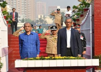 রাজারবাগ পুলিশ স্মৃতিসৌধে স্বরাষ্ট্র উপদেষ্টা ও আইজিপির শ্রদ্ধা