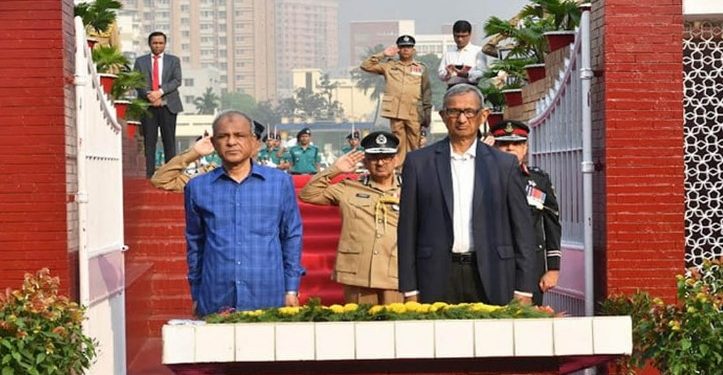 রাজারবাগ পুলিশ স্মৃতিসৌধে স্বরাষ্ট্র উপদেষ্টা ও আইজিপির শ্রদ্ধা