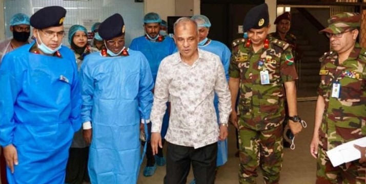 মাগুরায় ধর্ষণের শিকার শিশুটিকে দেখতে সিএমএইচে স্বরাষ্ট্র উপদেষ্টা