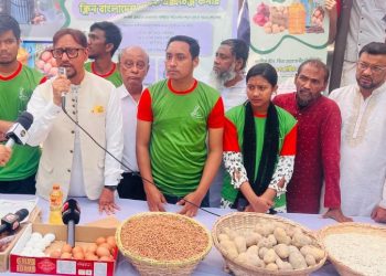 চট্টগ্রামে প্লাস্টিক জমা দিলেই মিলছে ছোলা, খেজুর, আলু, ডিম