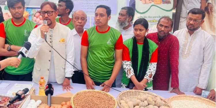 চট্টগ্রামে প্লাস্টিক জমা দিলেই মিলছে ছোলা, খেজুর, আলু, ডিম