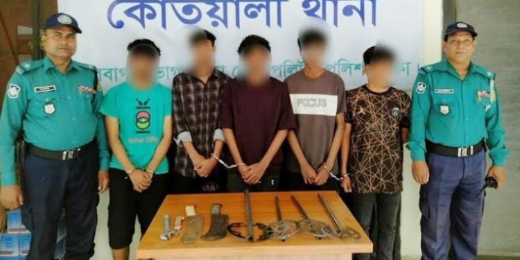 রাজধানীর কোতোয়ালী এলাকায় ডাকাতির প্রস্তুতিকালে দেশীয় অস্ত্রসহ গ্রেফতার ৫
