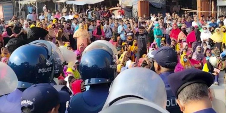 টঙ্গীতে বেতন ও ঈদ বোনাসের দাবিতে পোশাক শ্রমিকদের মহাসড়ক অবরোধ