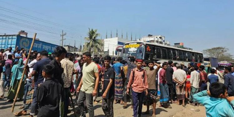 শ্রীপুরে অটোরিকশা চালককে হত্যার ঘটনায় মহাসড়ক অবরোধ চার ঘণ্টা পর যান চলাচল স্বাভাবিক