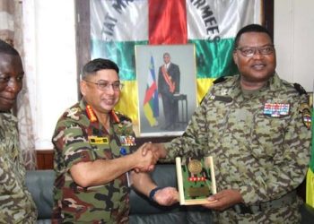 আফ্রিকায় সম্মান সূচক রাষ্ট্রপতি পদক পেলেন সেনাবাহিনী প্রধান