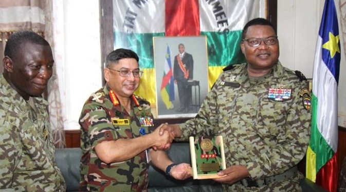 আফ্রিকায় সম্মান সূচক রাষ্ট্রপতি পদক পেলেন সেনাবাহিনী প্রধান