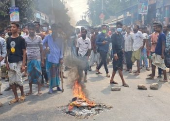 গাজীপুরে বেতন-বোনাসের দাবিতে শ্রমিকদের সড়ক অবরোধ