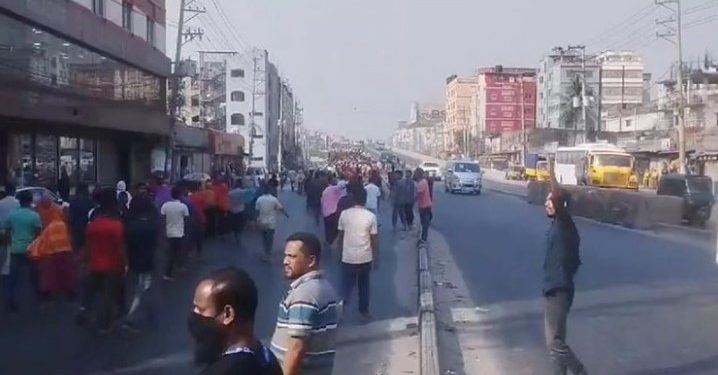 গাজীপুরে কারখানা অনির্দিষ্টকাল বন্ধের প্রতিবাদে মহাসড়ক অবরোধ