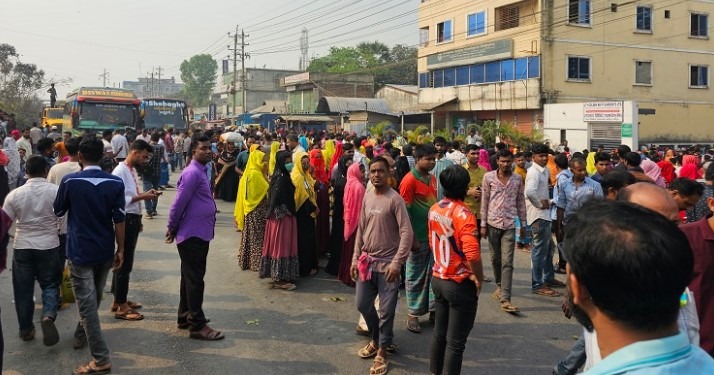 গাজীপুরে ট্রাক চাপায় নারী শ্রমিক নিহত, মহাসড়ক অবরোধ