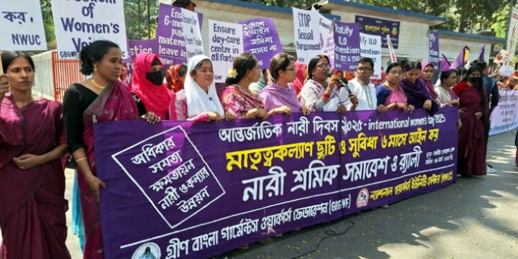 নারী শ্রমিকের মাতৃত্বকালীন ছুটি ৬ মাসের আইন করার দাবি