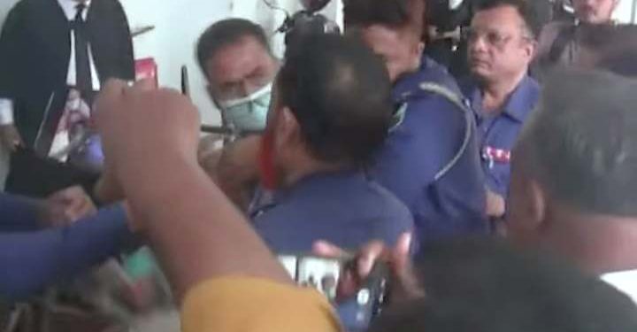 নাটোরে স্ত্রী করা মামলায় সাবেক এসপিকে কারাগারে প্রেরণ – ছবি নেওয়ার সময় সাংবাদিকদের উপর হামলা