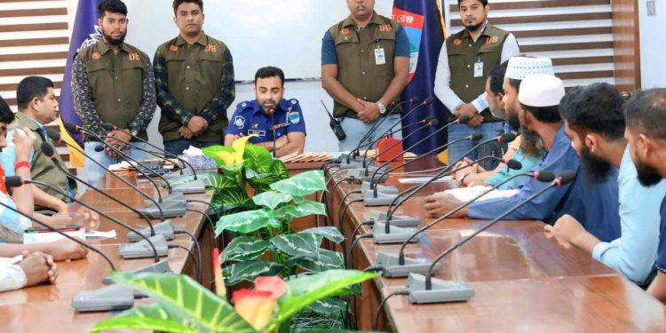 ঝিনাইদহ সাইবার ক্রাইম সেল কর্তৃক হারিয়ে যাওয়া উদ্ধারকৃত ৮৪টি মোবাইল ফোন এবং এমএফএস এর মাধ্যমে নেওয়া ৬১,৪১০/- টাকা প্রকৃত মালিক কে হস্তান্তর করে পুলিশ সুপার