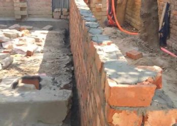 নাটোরে ভ্যান চালকের বসতঘড় ভেঙ্গে স্বর্ণ ব্যবসায়ীর প্রাচীর নির্মাণের অভিযোগ