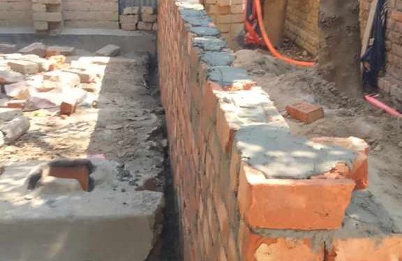 নাটোরে ভ্যান চালকের বসতঘড় ভেঙ্গে স্বর্ণ ব্যবসায়ীর প্রাচীর নির্মাণের অভিযোগ