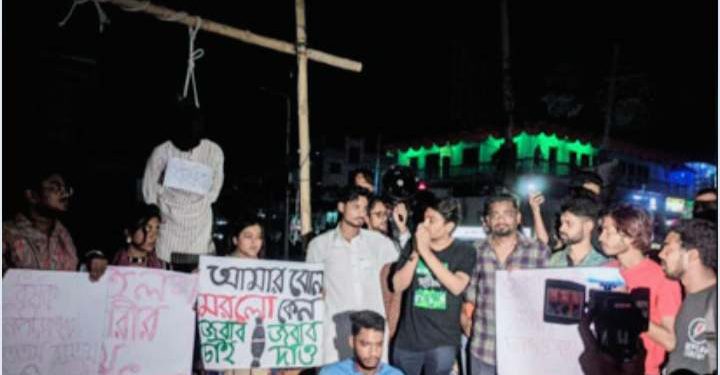 নাটোরে শিশু আছিয়ার ধর্ষকদের মৃত্যুদণ্ডের দাবিতে প্রতীকী ফাঁসির মঞ্চ বানিয়ে প্রতিবাদ