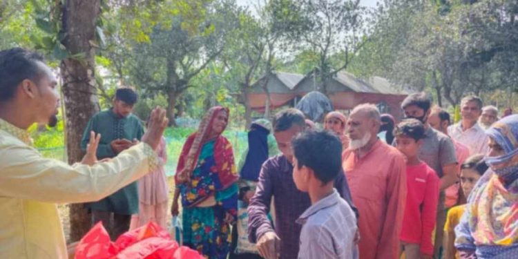 শ্রীপুরে প্রবাসী শেখ সোহেলের উদ্যোগে ইফতার সামগ্রী বিতরণ