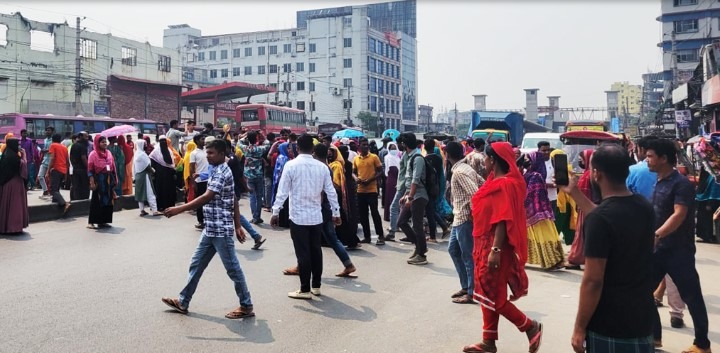 টঙ্গীতে বকেয়া বেতনের দাবিতে শ্রমিকদের মহাসড়ক অবরোধ