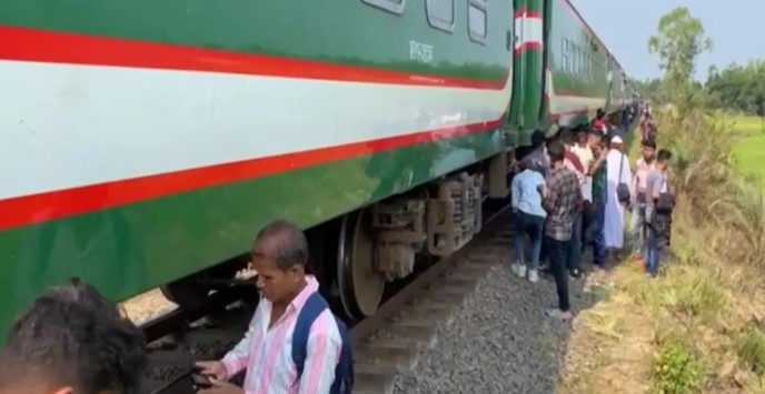 গাজীপুরে ট্রেন লাইনচ্যুত, ঢাকার সঙ্গে উত্তরবঙ্গের যোগাযোগ বন্ধ